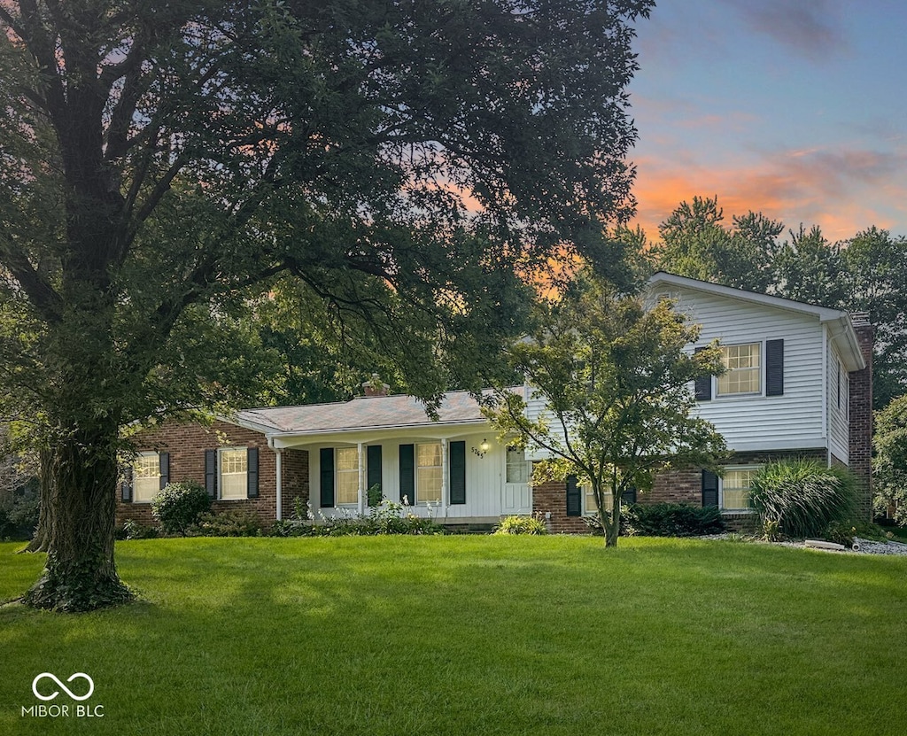 view of front of property featuring a lawn