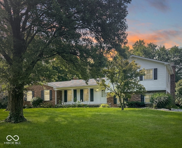 view of front of property featuring a lawn