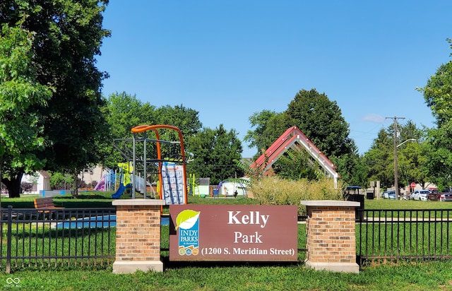 community / neighborhood sign featuring a yard