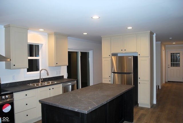 kitchen featuring sink, dark hardwood / wood-style floors, a center island, and stainless steel appliances