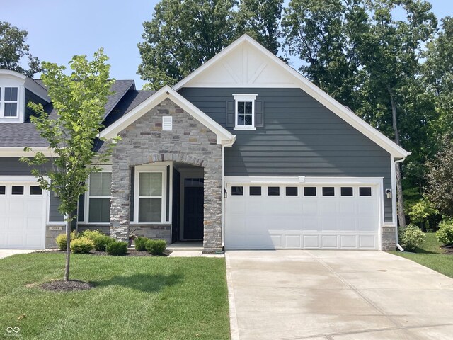 view of front of home featuring a front lawn and a garage