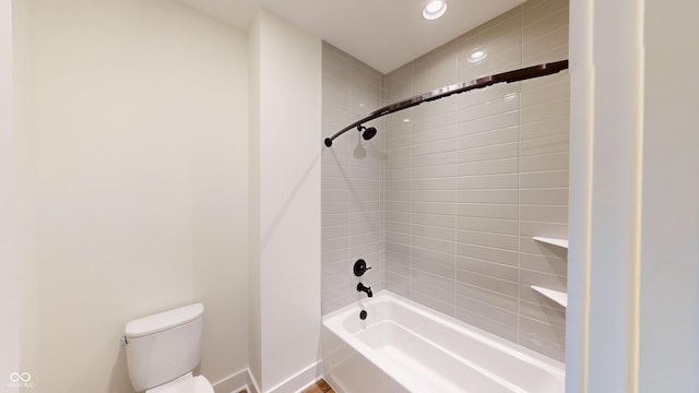 bathroom with tiled shower / bath and toilet