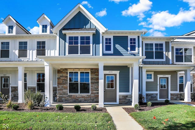 view of front of home featuring a front yard