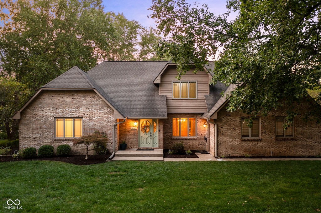 view of front facade with a lawn