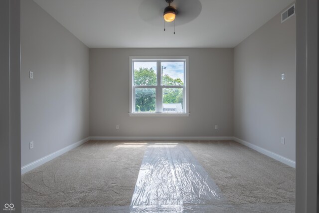 unfurnished room featuring ceiling fan and carpet flooring