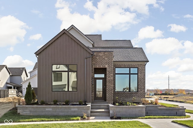 view of front of house featuring a front lawn