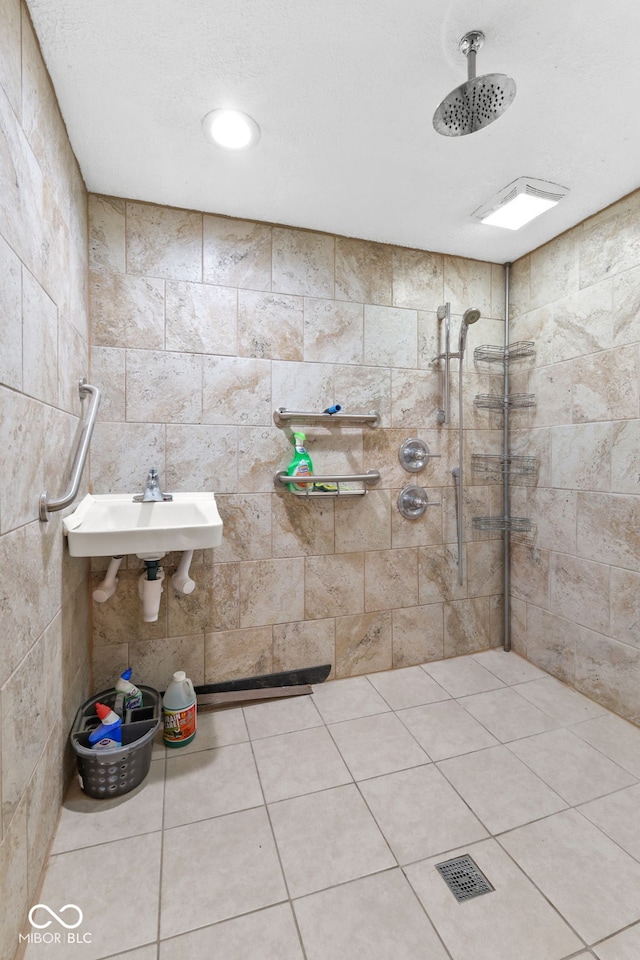 bathroom featuring a sink and tiled shower