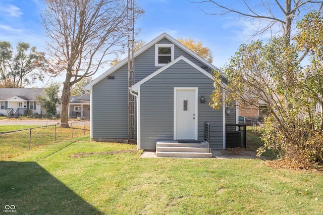 view of front of property featuring fence and a front yard