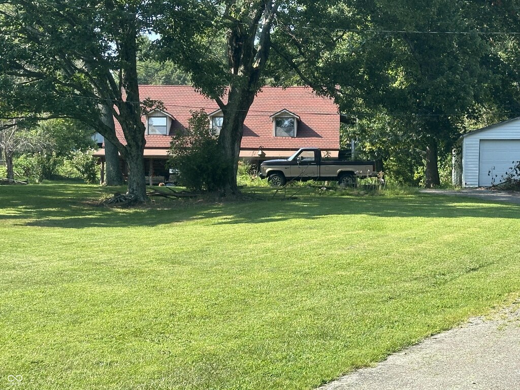 view of yard featuring a garage and an outdoor structure