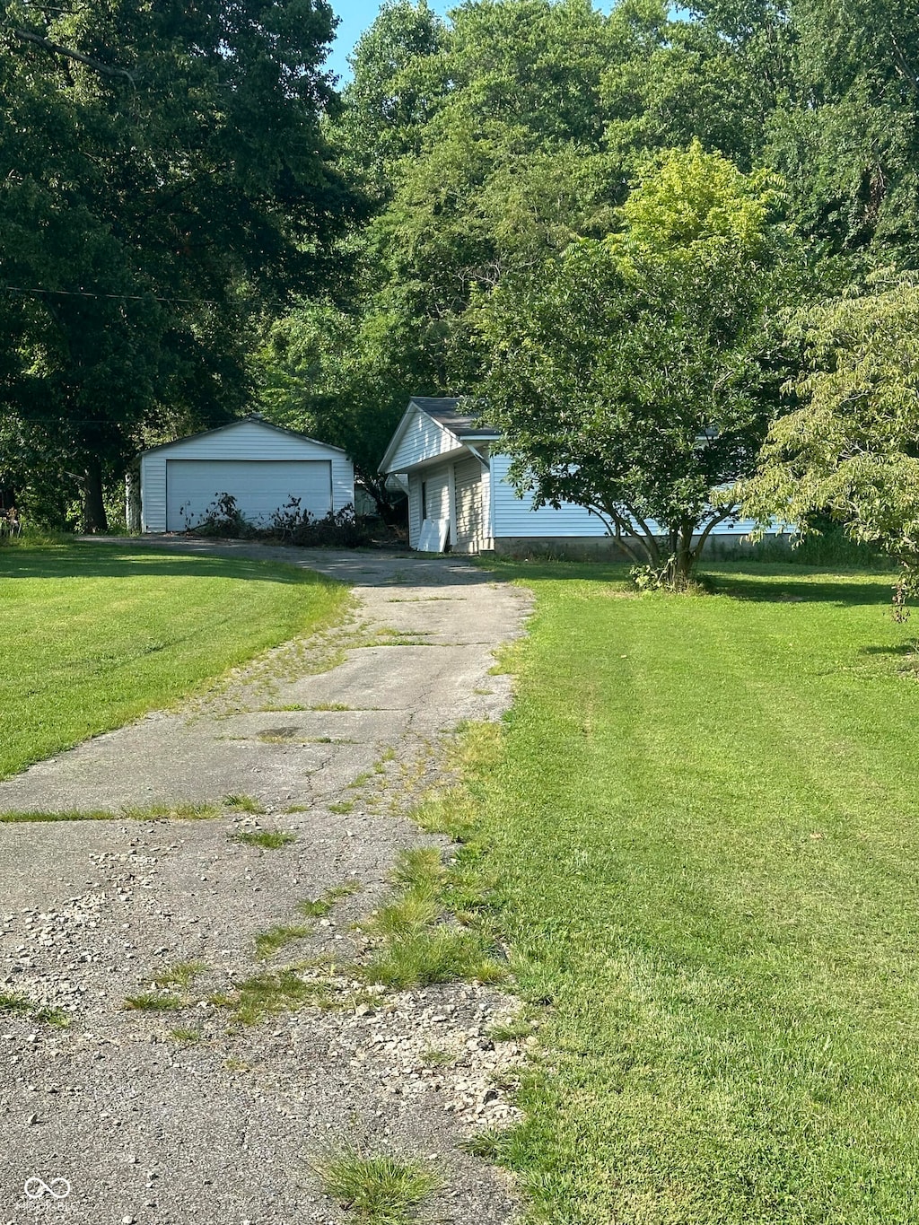 view of front of property featuring an outbuilding, a front yard, and a garage