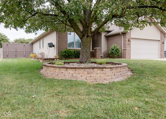 view of front facade featuring a front yard