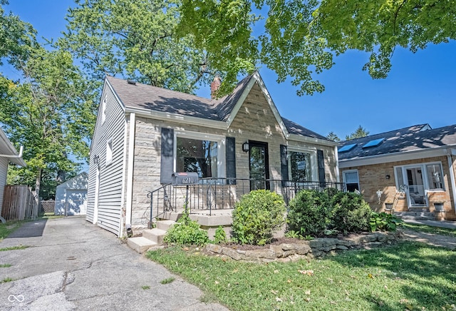 view of front facade with a front yard