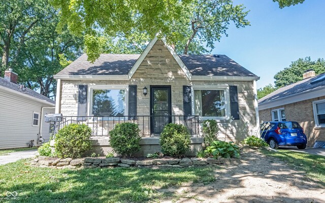 view of front of house featuring a porch and a front yard