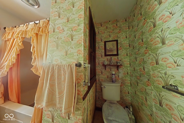 bathroom featuring shower / tub combo with curtain and toilet