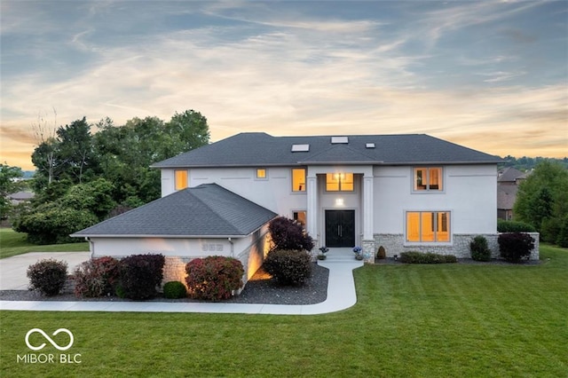 view of front of house featuring a lawn