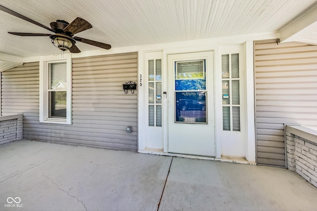 property entrance with ceiling fan