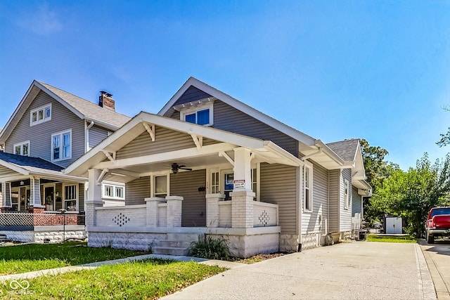 view of front facade with ceiling fan and covered porch