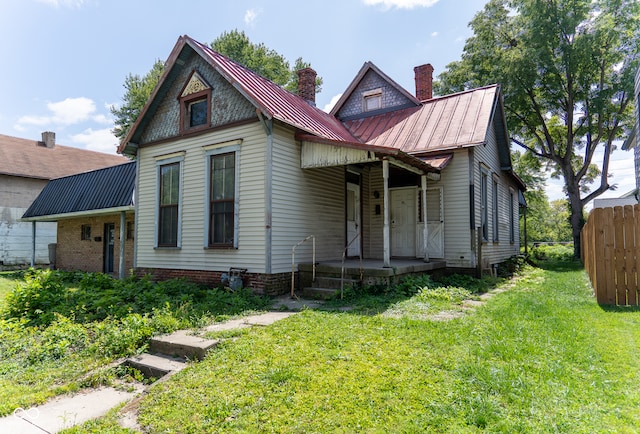 view of front facade with a front yard