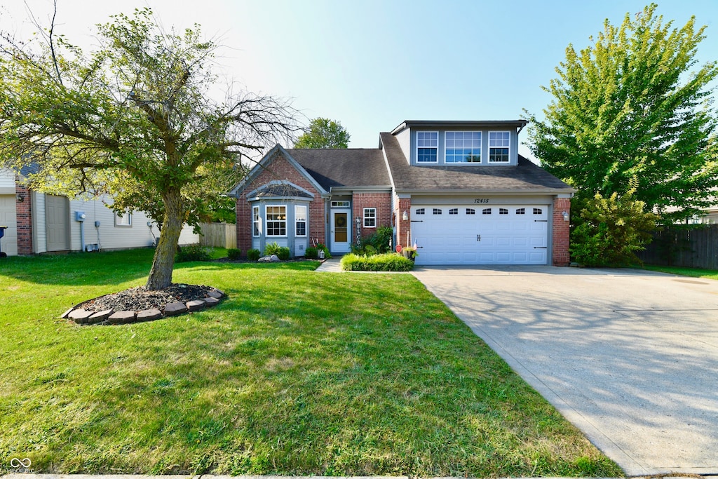 view of front of house featuring a front yard and a garage