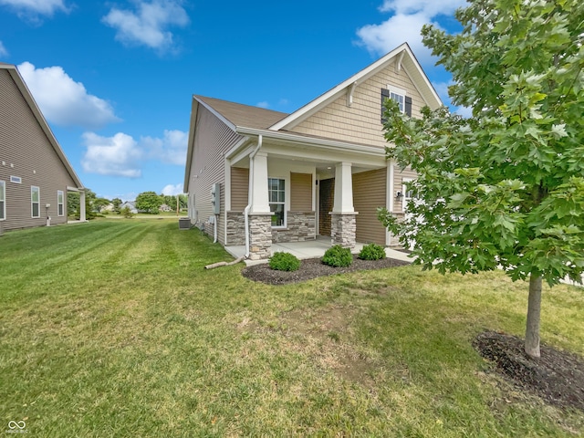 view of front of home featuring a front yard