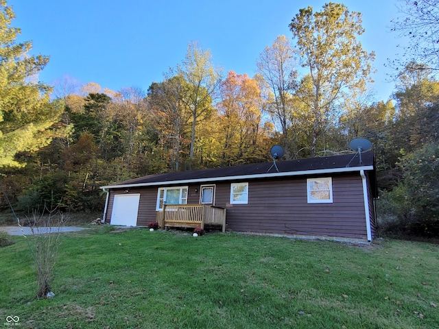 view of front of property featuring a front lawn