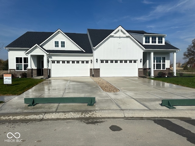 craftsman inspired home featuring a front yard