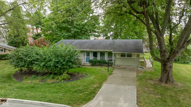 view of front of house featuring a front yard