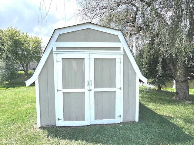 view of outdoor structure featuring a yard