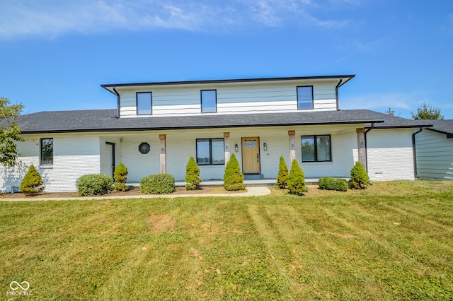 view of front facade featuring a front yard and covered porch