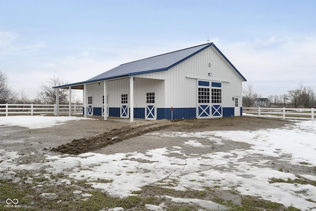 exterior space featuring an outbuilding