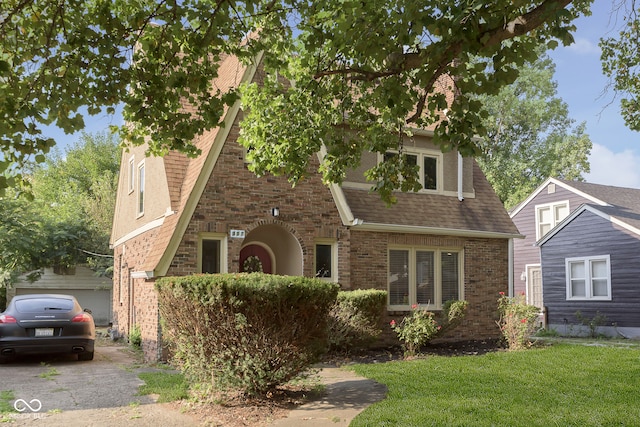 view of front of house featuring a garage and a front yard