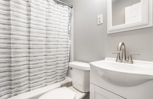 full bathroom featuring a shower, vanity, and toilet