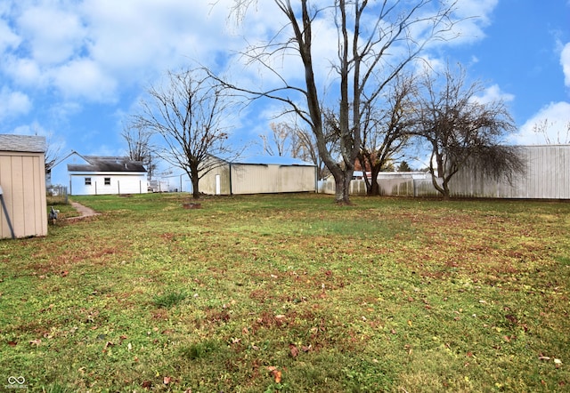 view of yard with an outbuilding