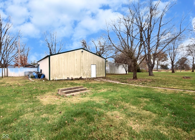 view of yard featuring an outbuilding