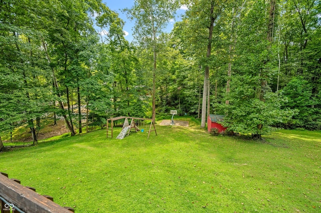 view of yard with an outdoor structure