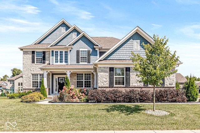 craftsman house featuring a front lawn