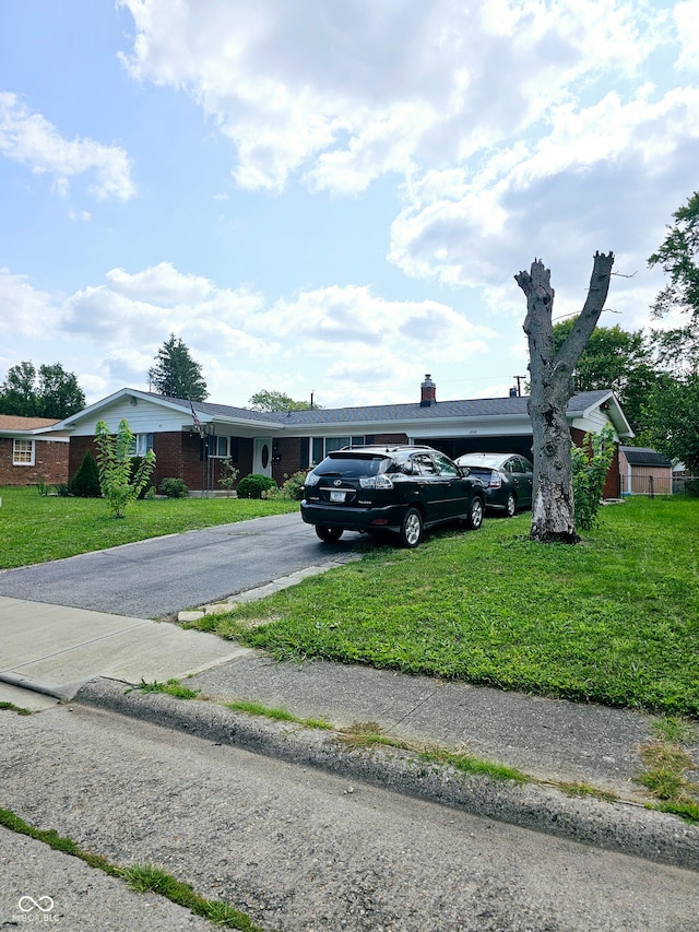 view of front of property featuring a front lawn