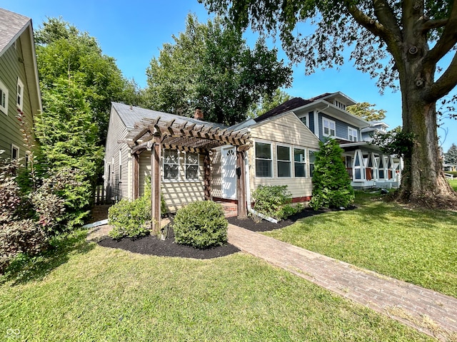 view of front facade featuring a pergola and a front lawn