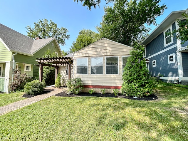 view of front facade featuring a front lawn and a pergola