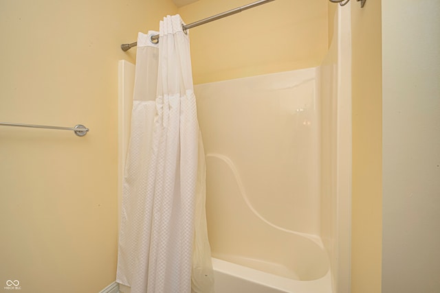 bathroom with shower / tub combo