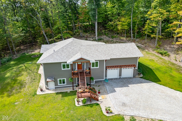 view of front facade featuring a garage and a front yard