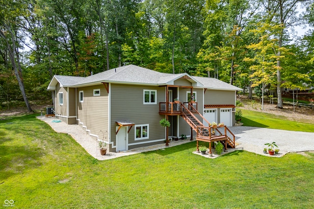 view of front facade with a garage and a front yard