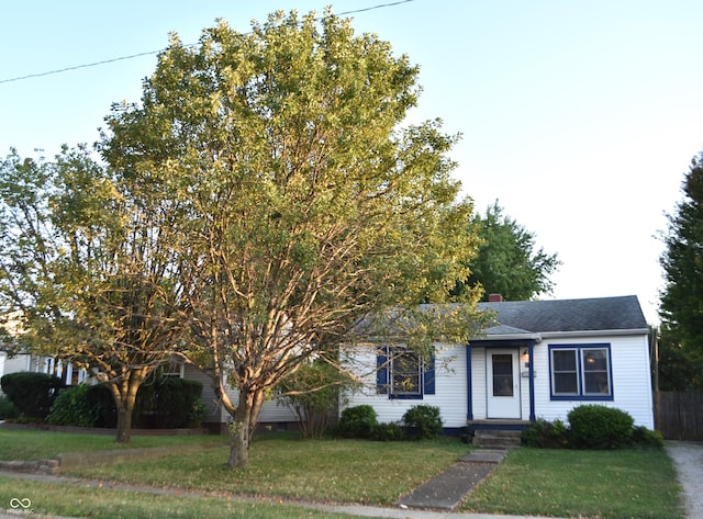 view of front of home featuring a front lawn