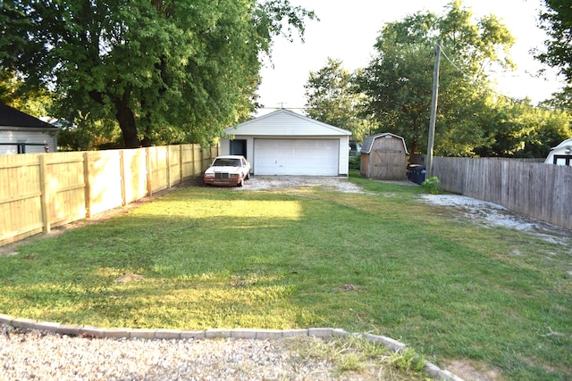 view of yard featuring a shed