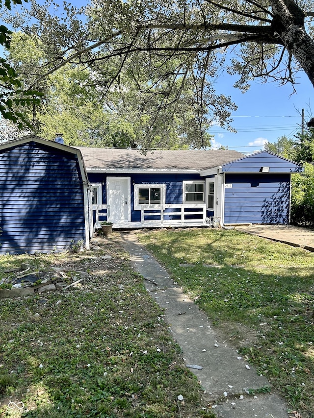 view of front of house with a front yard