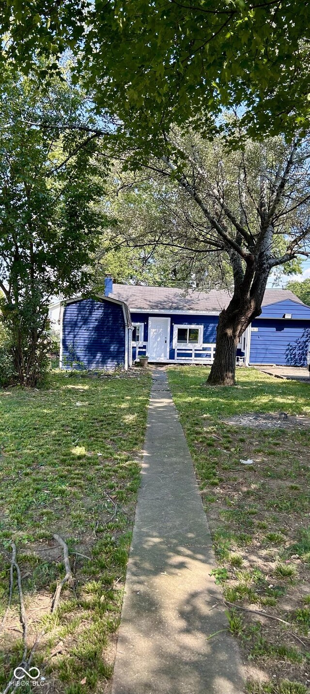 view of front of property with a front lawn