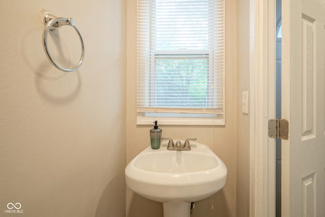 bathroom featuring sink