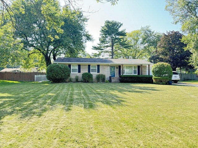 ranch-style house featuring a front lawn