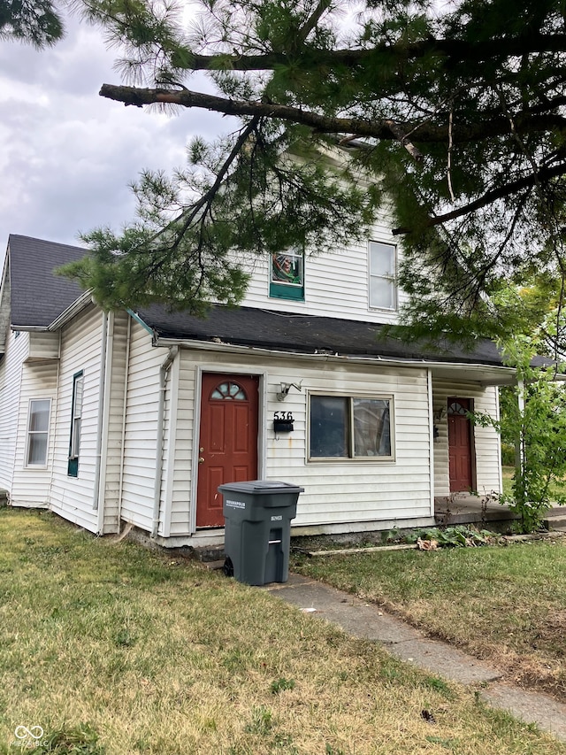 view of front facade with a front lawn