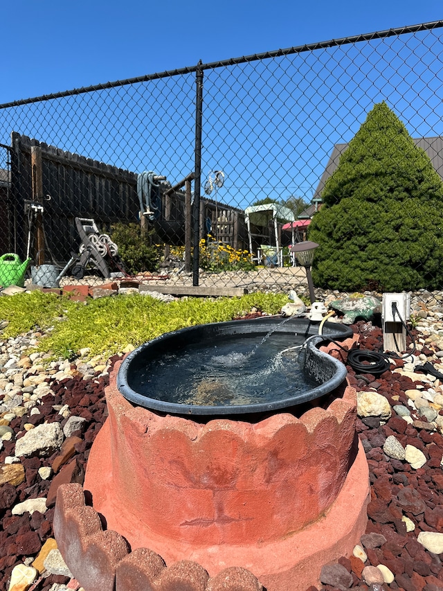 view of yard with a hot tub